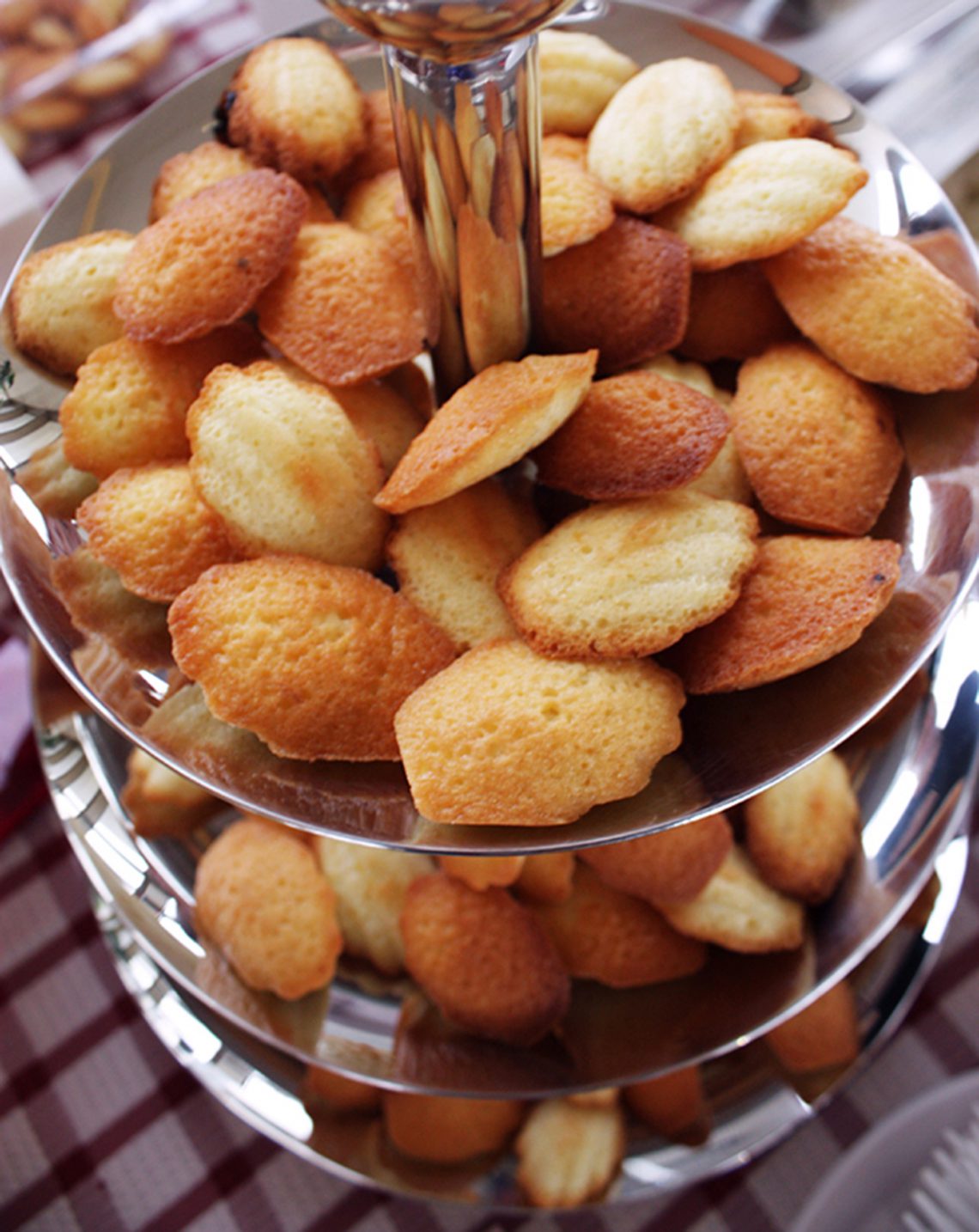 Classic French madeleines cookies. Food recipes with photos and instructions.