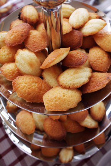 Classic French madeleines cookies. Food recipes with photos and instructions.