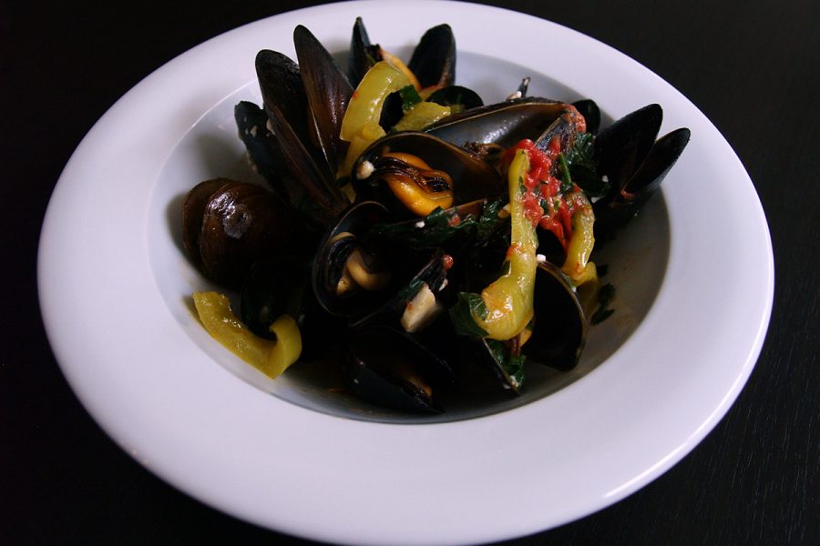 Greek mussels. Delicious recipes from famous chefs.