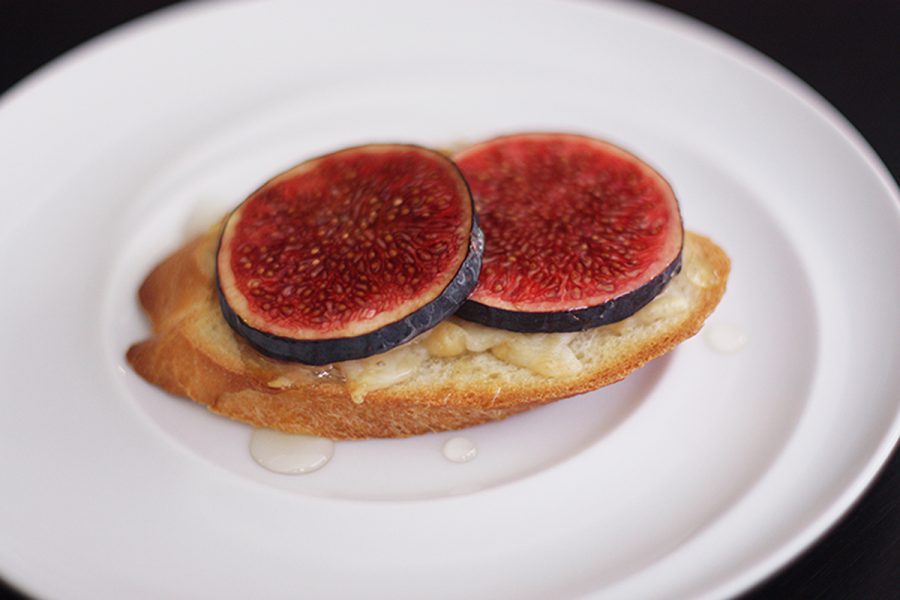 Fig and goat cheese canapés with lavender honey. Step by step recipes in Maria Kalenska blog