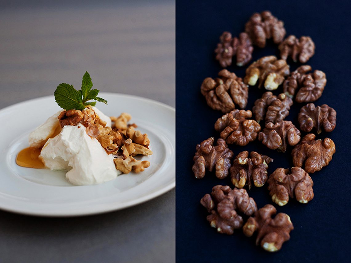 Greek yogurt with honey and walnuts, or Yiaourti me meli. Step by step recipes in Maria Kalenska blog