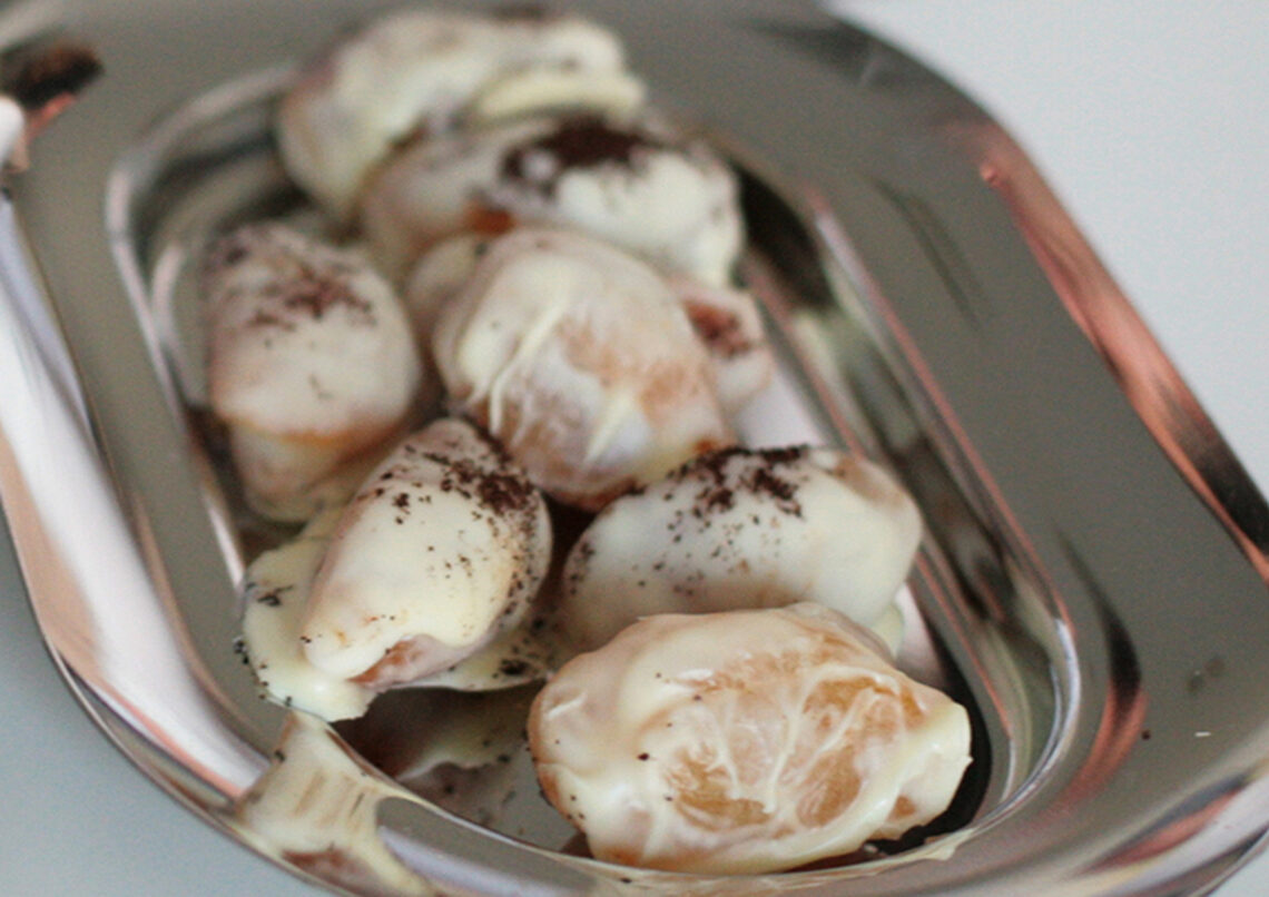 Chocolate-dipped apricots