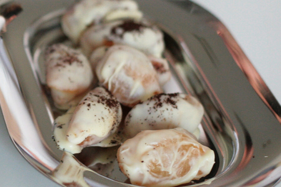 Chocolate-dipped apricots