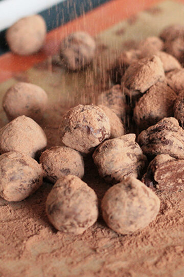 Chocolate truffles with Matusalem rum. Step by step cooking recipes of tasty dishes