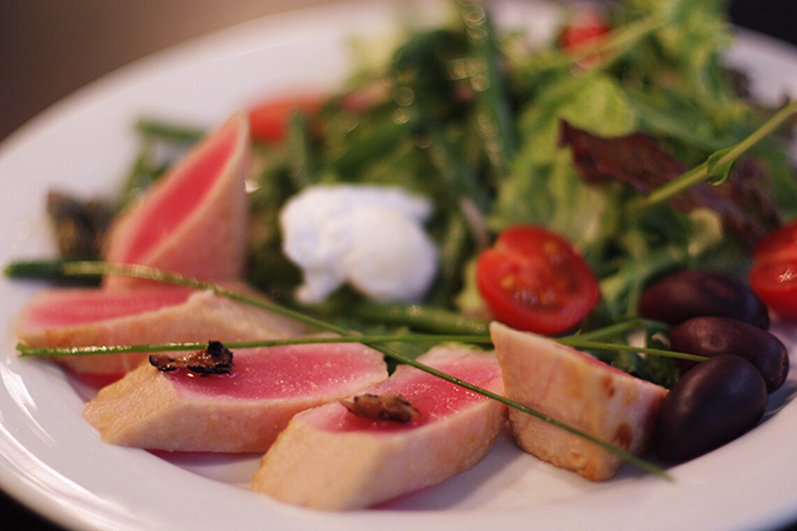 Salade niçoise with fresh, poached quail eggs and truffles. Best recipes with photos of tasty dishes.