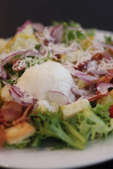 Poached egg and bacon salad. Best recipes with photos of tasty dishes.