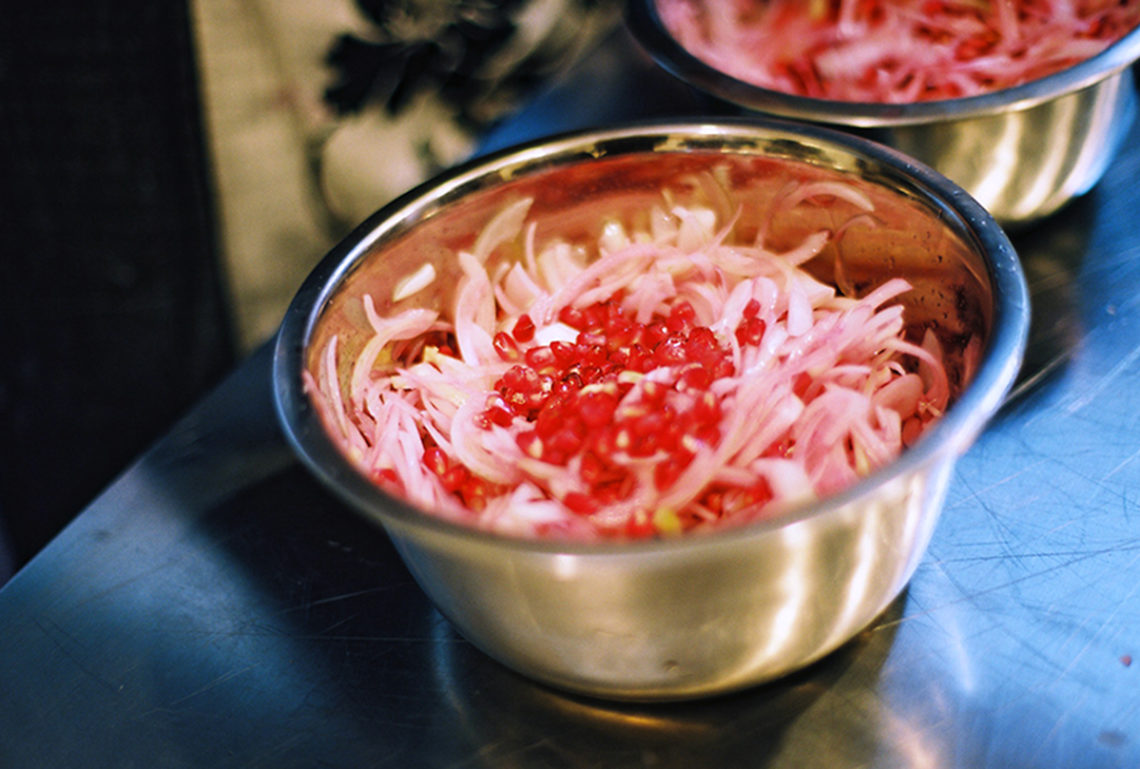 Onion and pomegranate salad. Recipes and tips for easy cooking.