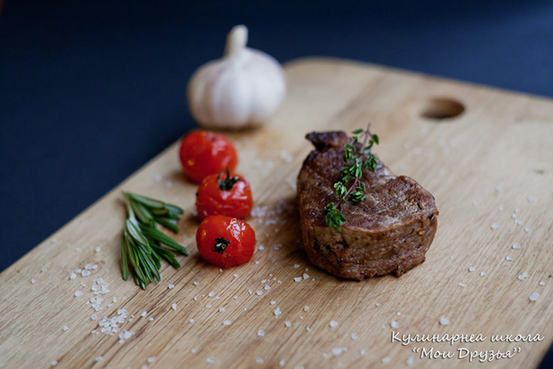 Veal medallions with cherry sauce. Recipes and tips for easy cooking.