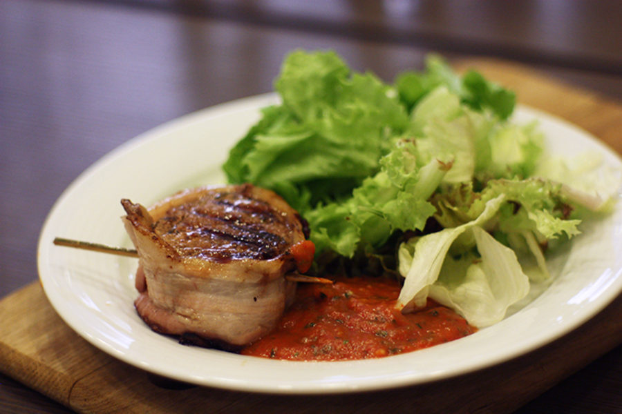 Bacon-wrapped fillet steak. Recipes and tips for easy cooking.