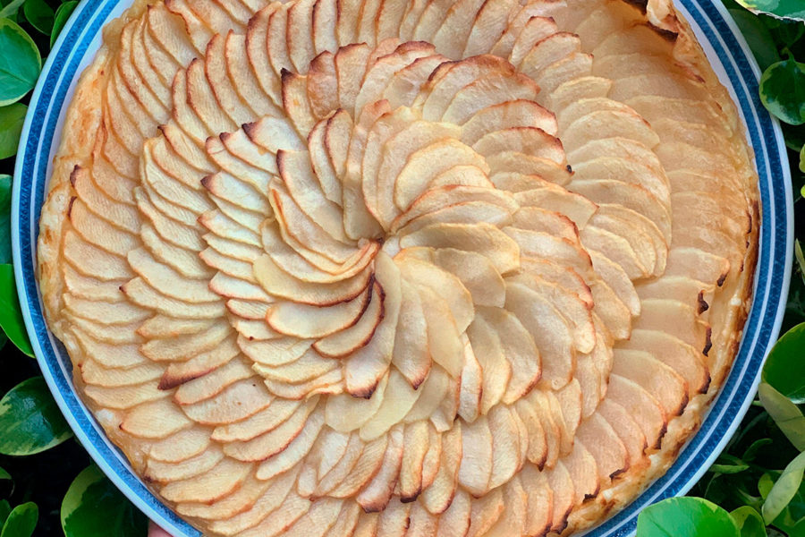 Apple tart with caramel touch. Cooking at home with step-by-step recipes.