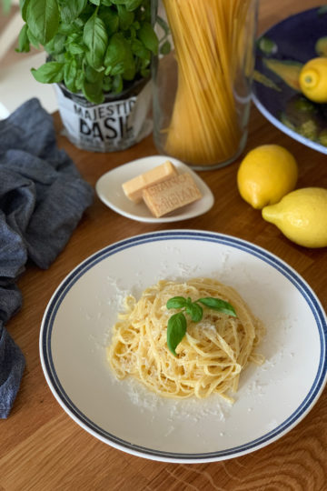 Lemon spaghetti. Delicious recipes from famous chefs.