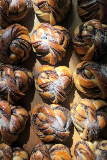 Scandinavian cardamom buns by Mykola Nevrev. The best culinary blog for cooking at home.