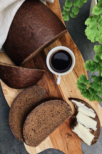 Lithuanian custard bread with jam